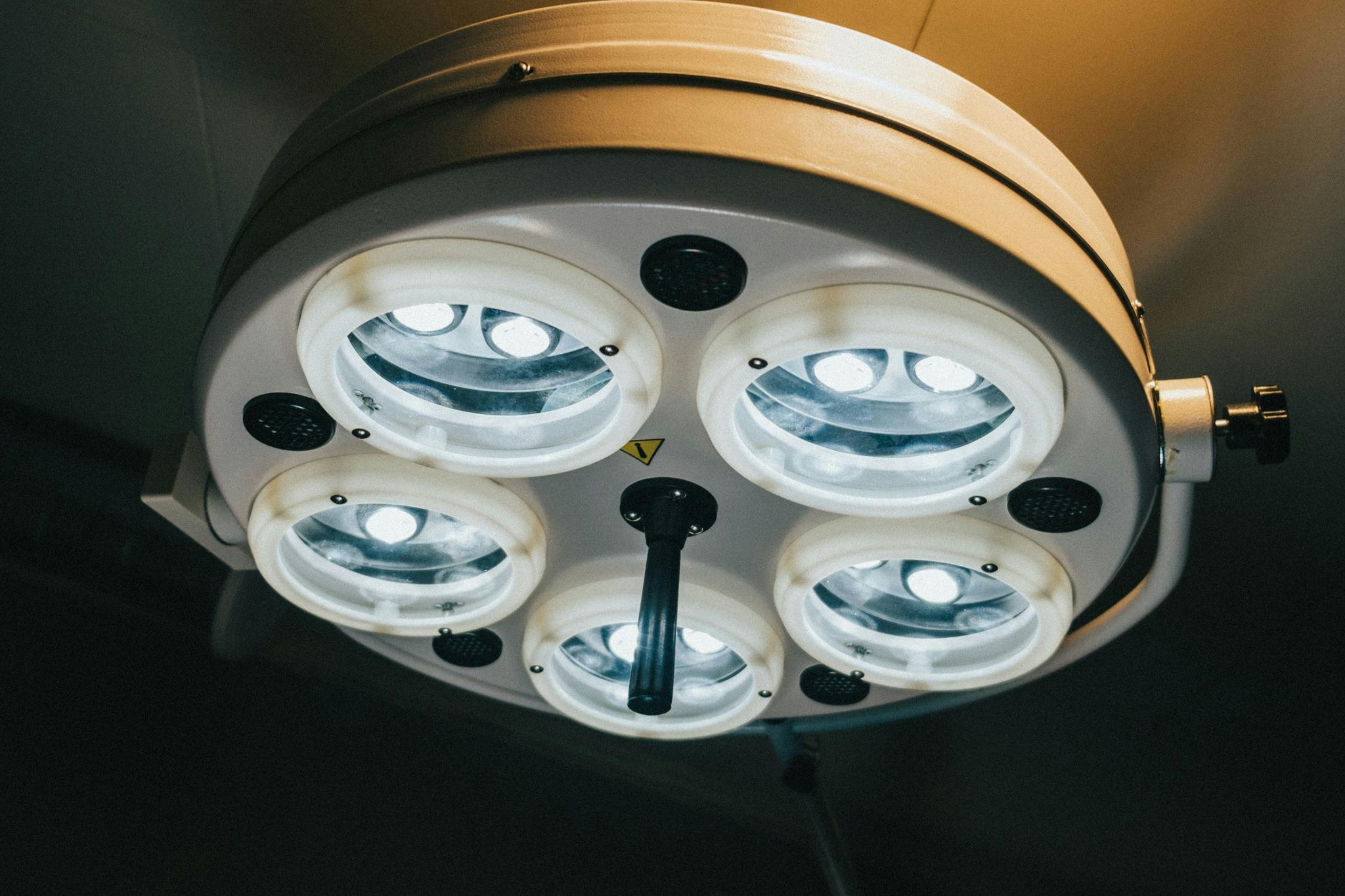 Bilde av lampe i operasjonsrommet
